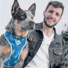 dog.u Pechera Bold Hawaii - foto original del modelo en uso